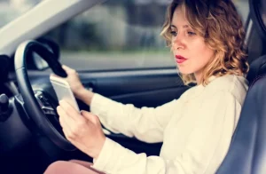 Mobilozás vezetés közben? Ne! - Green Autokolcsonzo blog