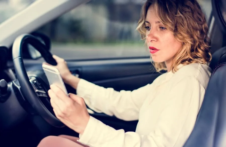 Mobilozás vezetés közben? Ne! - Green Autokolcsonzo blog