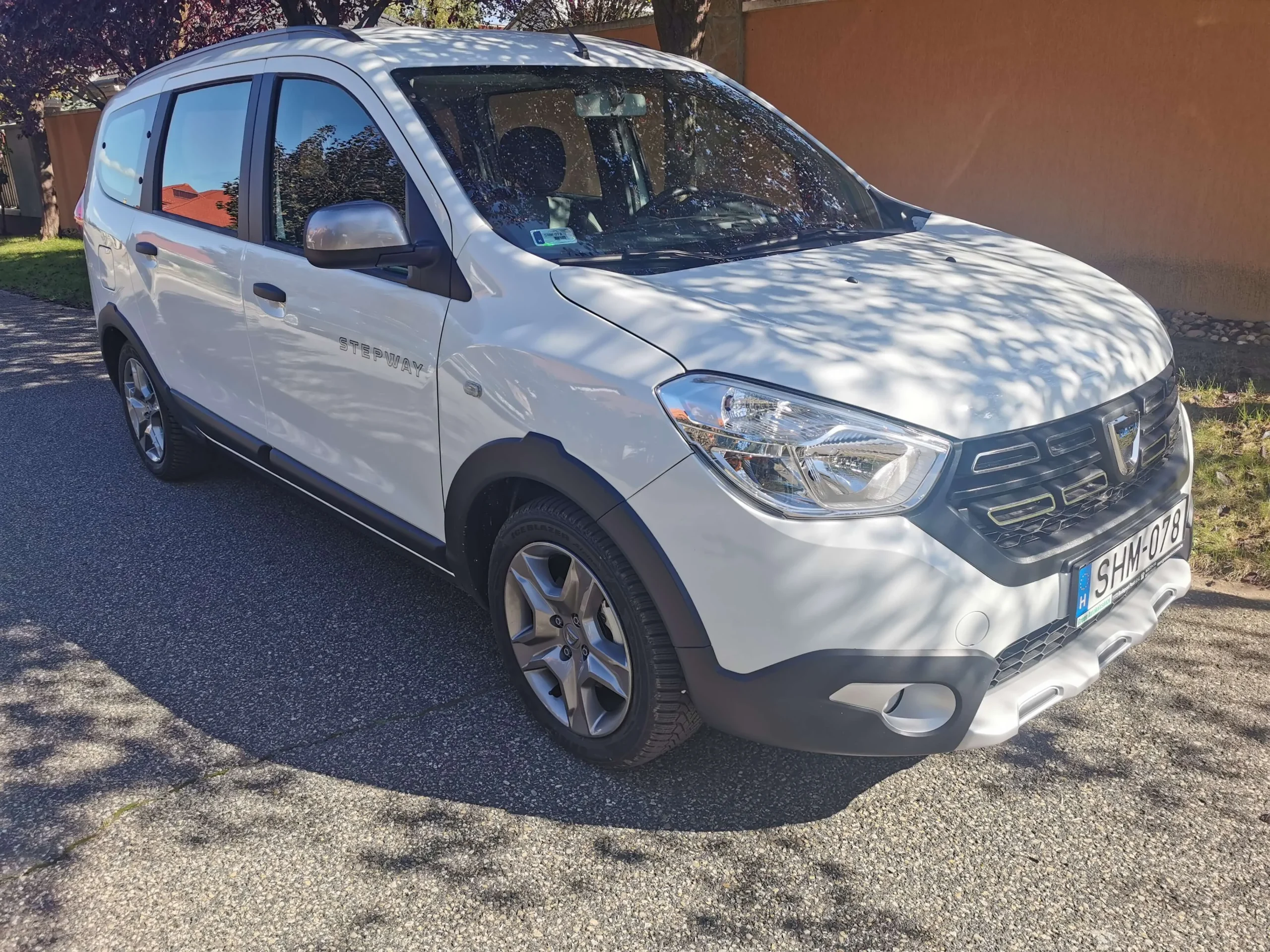 Dacia Lodgy SHM-078 - Green Autókölcsönző