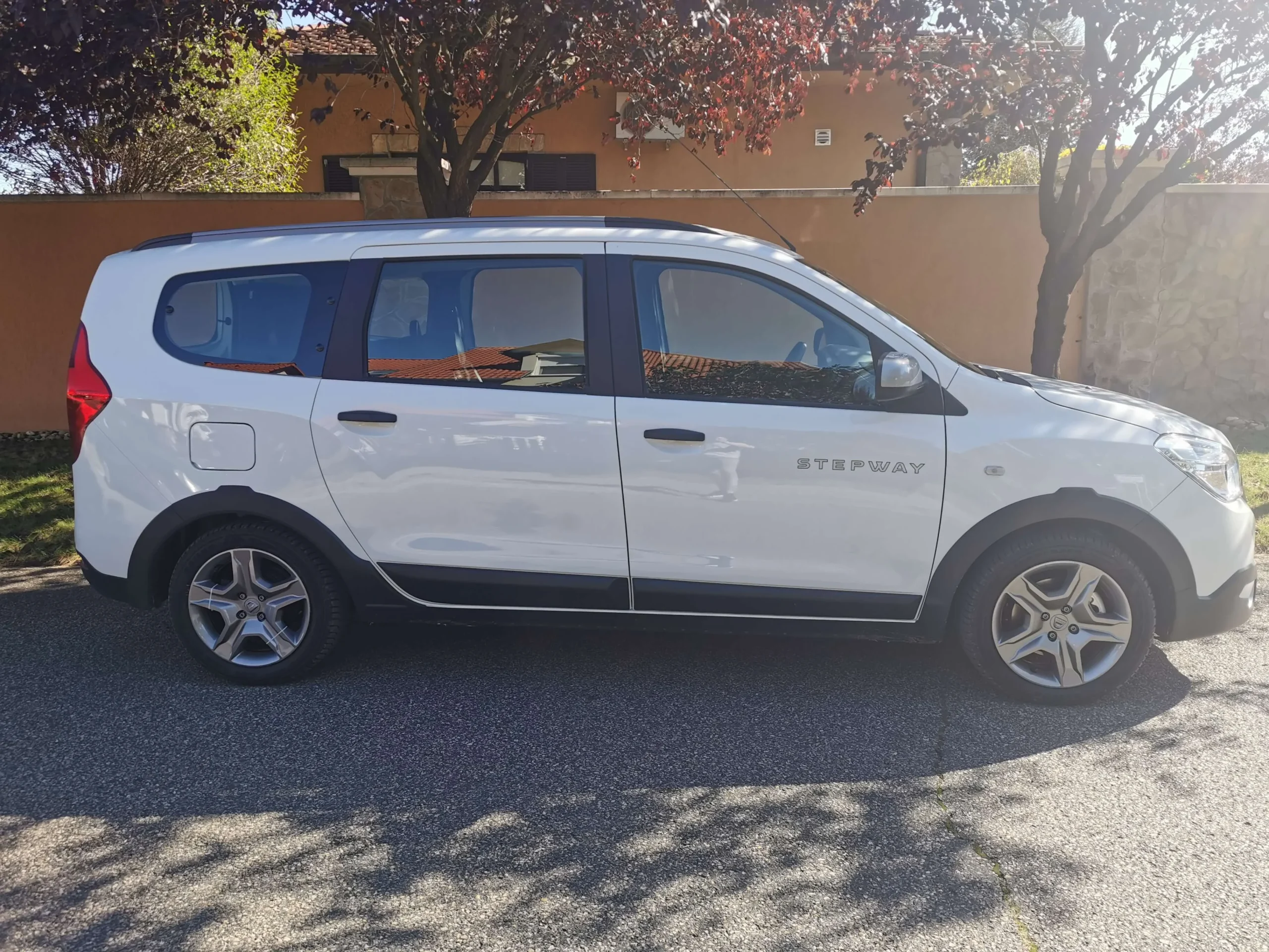 Dacia Lodgy SHM-078 - Green Autókölcsönző