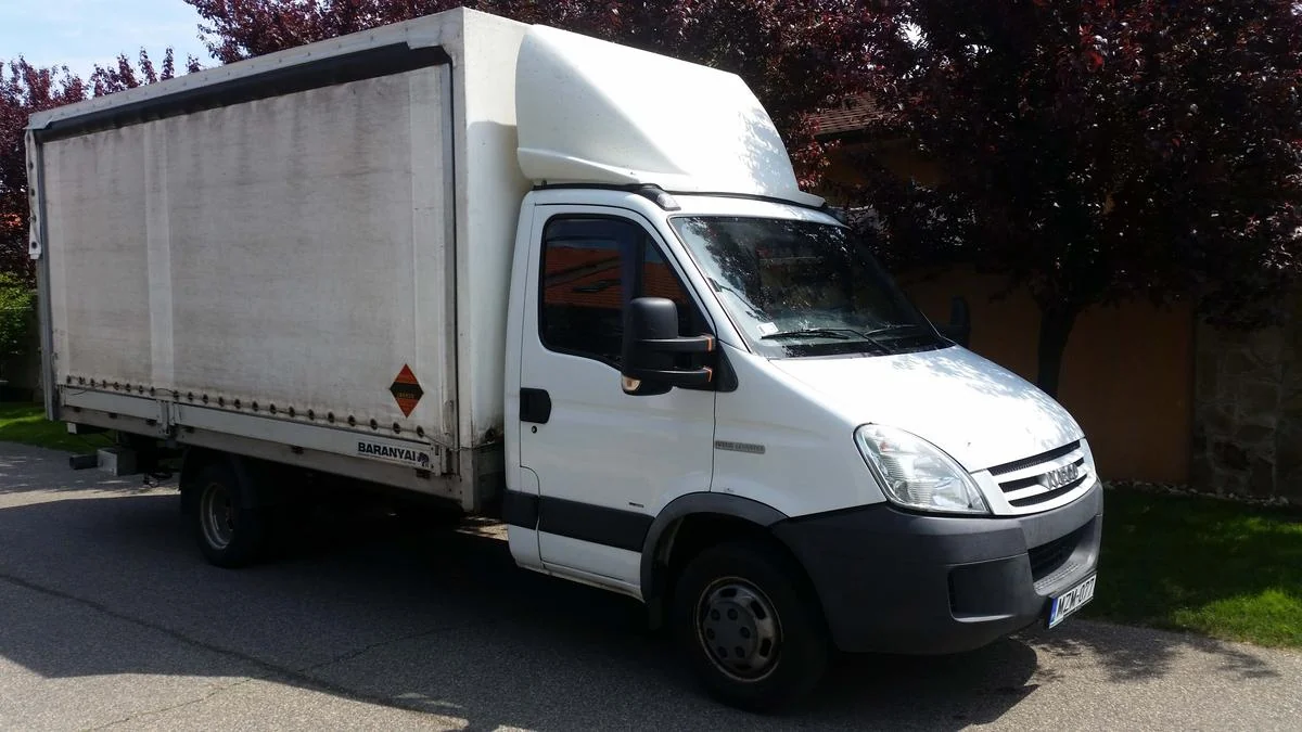 Iveco Daily Ponyvás MZM-077 - Green Autókölcsönző