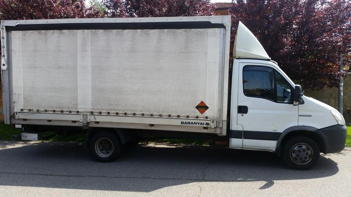 Iveco Daily Ponyvás MZM-077 - Green Autókölcsönző