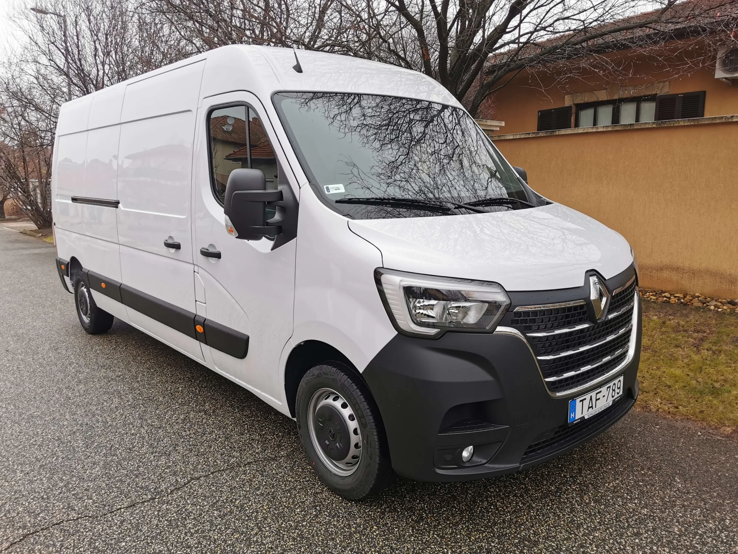 Renault Master TAF-789 - Green Autókölcsönző