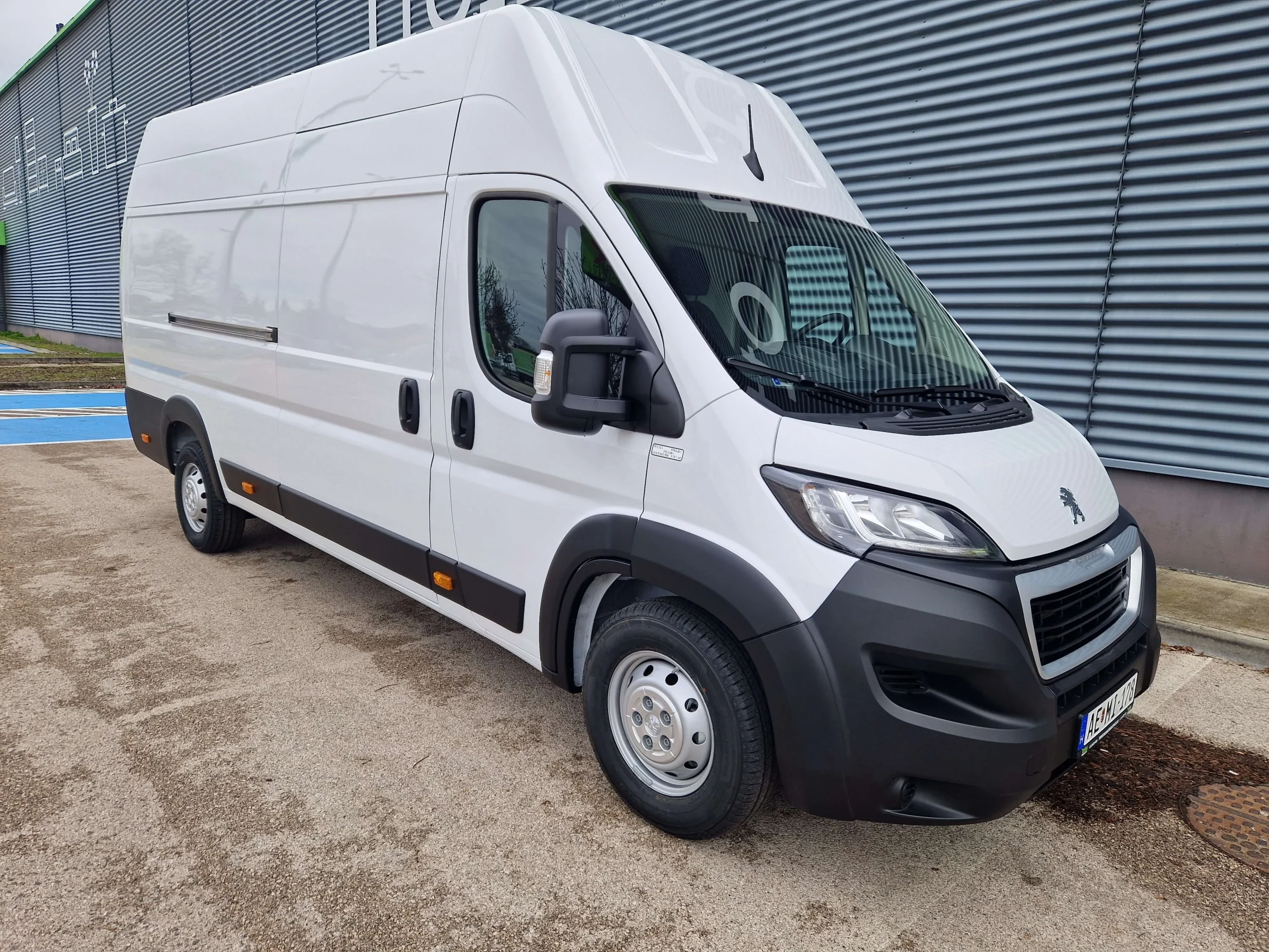 Peugeot Boxer AEMI-178 - Green Autókölcsönző