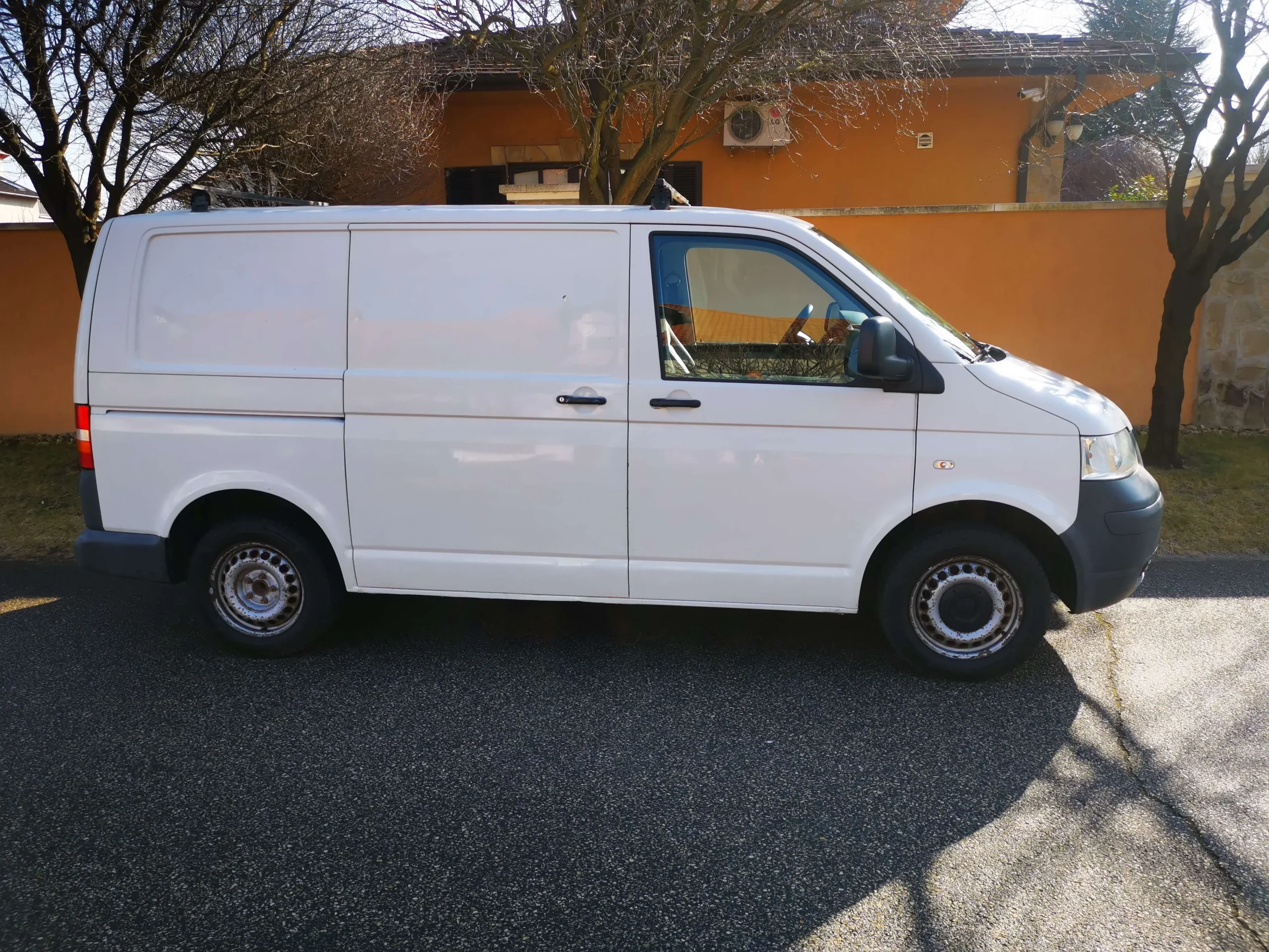 VW Transporter T5 SYF-843 - Green Autókölcsönző