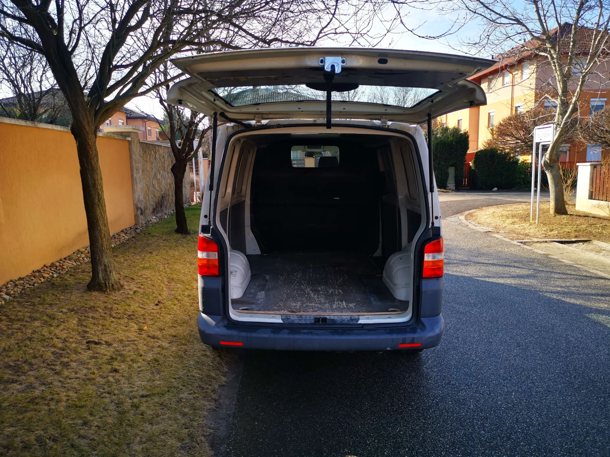 VW Transporter T5 SYF-843 - Green Autókölcsönző